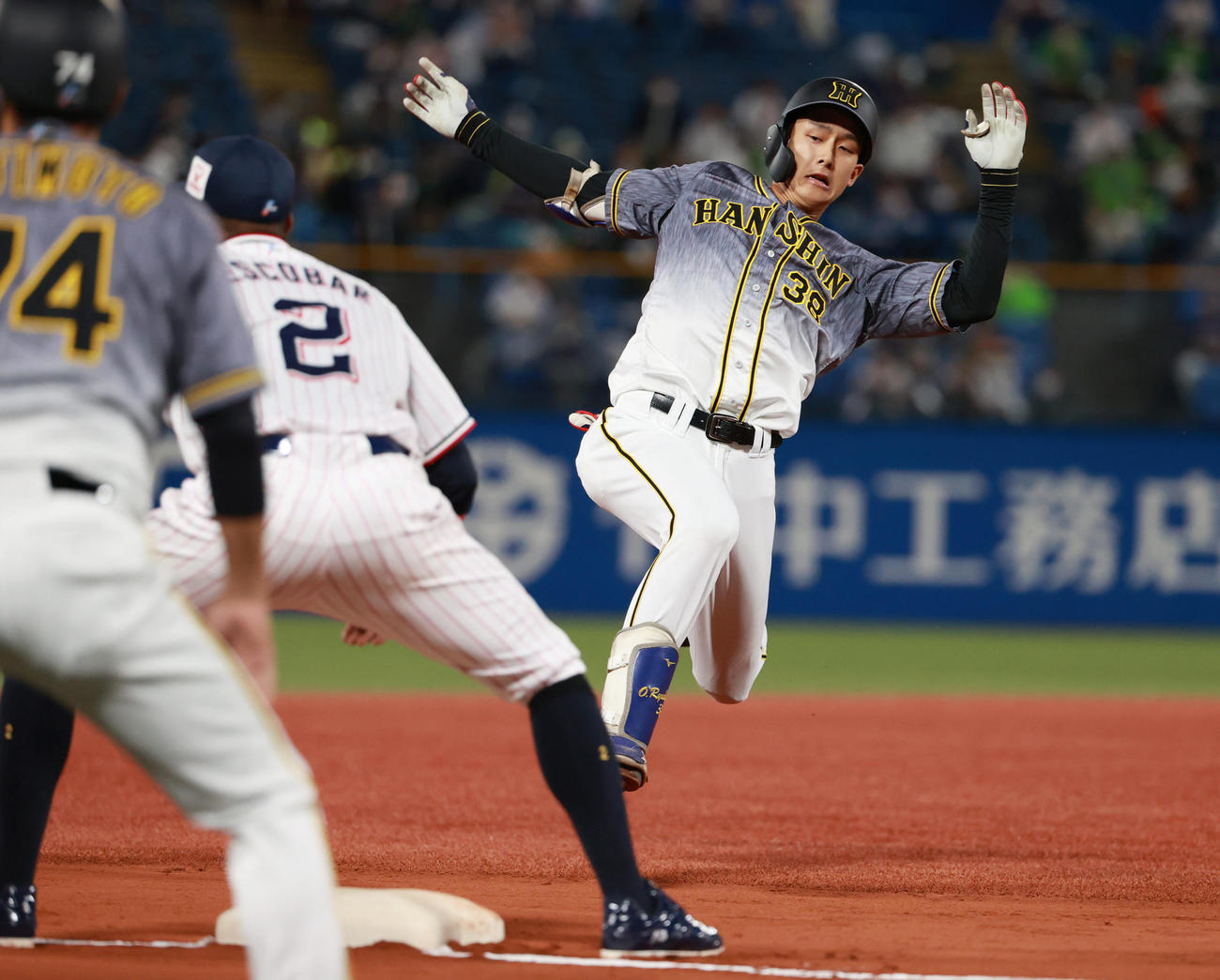 ヤクルト対阪神　4回表阪神1死二塁、左中間を破り三塁に滑り込む小幡（撮影・清水貴仁）