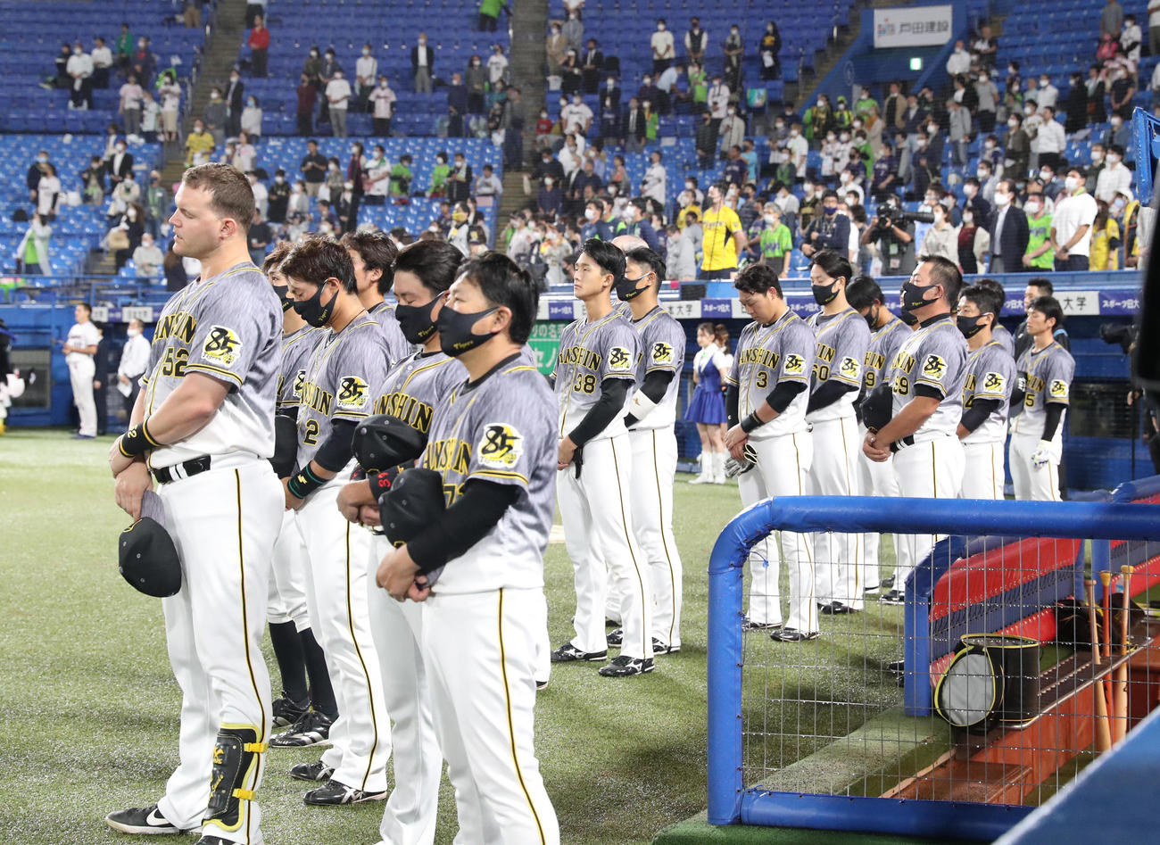 ヤクルト対阪神　試合開始前の君が代で整列する阪神とヤクルトの選手たち（撮影・清水貴仁）