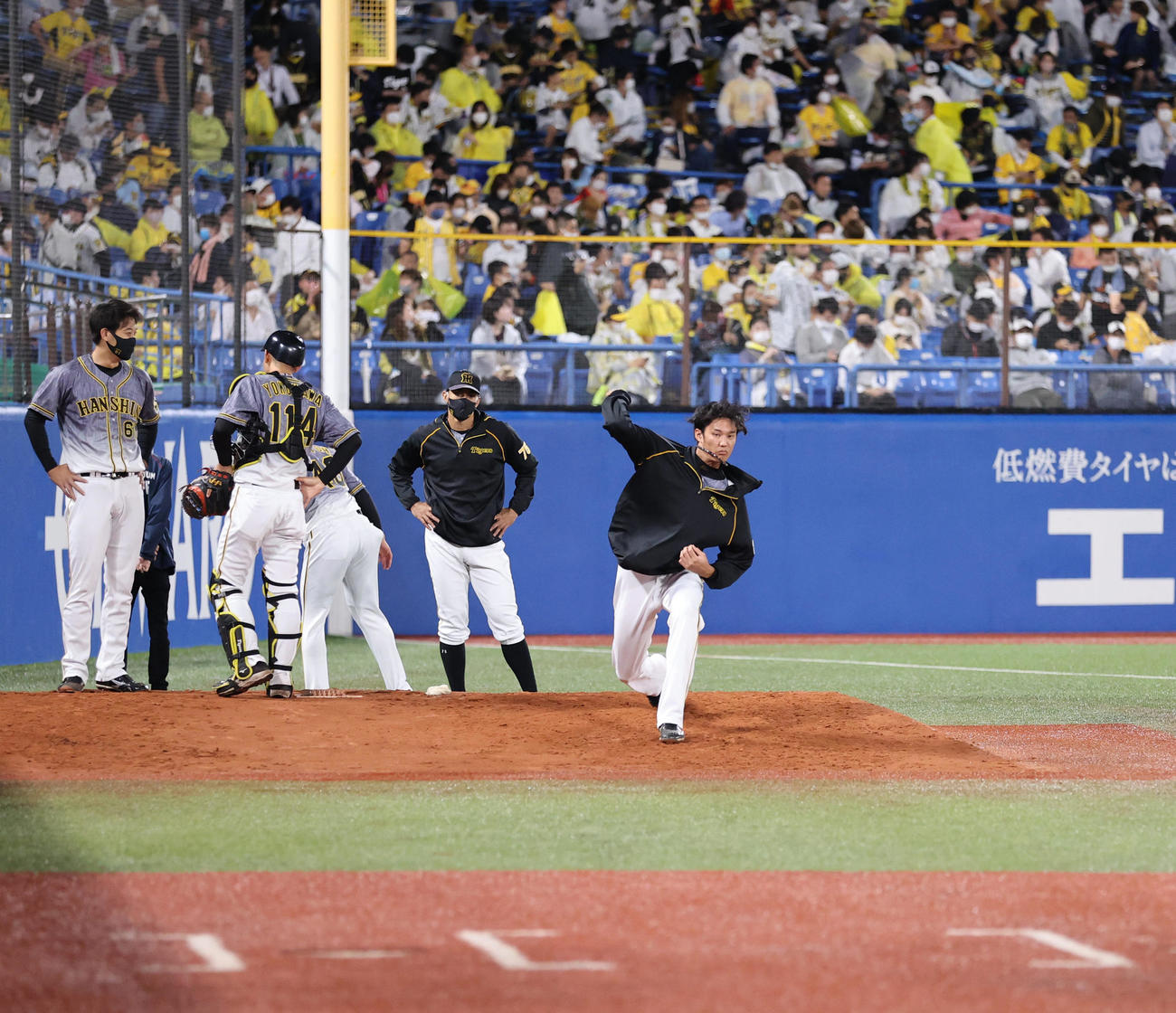 ヤクルト対阪神　ブルペンでシャドーピッチングを行う藤浪晋太郎（撮影・清水貴仁）
