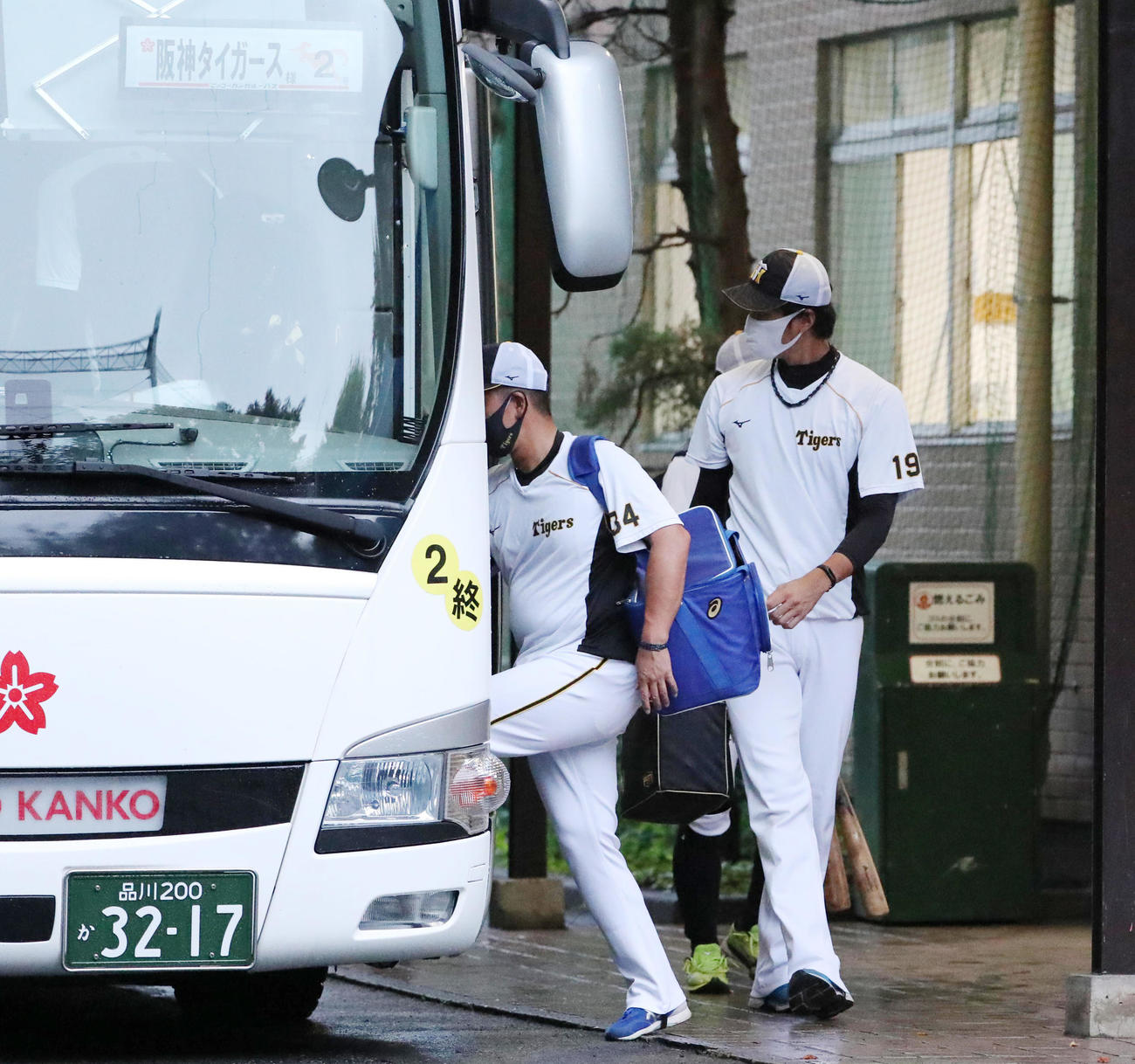 神宮の室内練習場から出てくる藤浪（右）（撮影・清水貴仁）