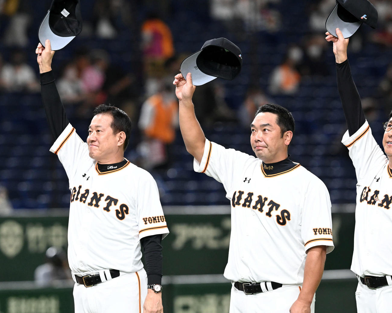 巨人対中日　5連勝しファンの声援に応える巨人原監督（左）と阿部ヘッドコーチ代行（撮影・たえ見朱実）