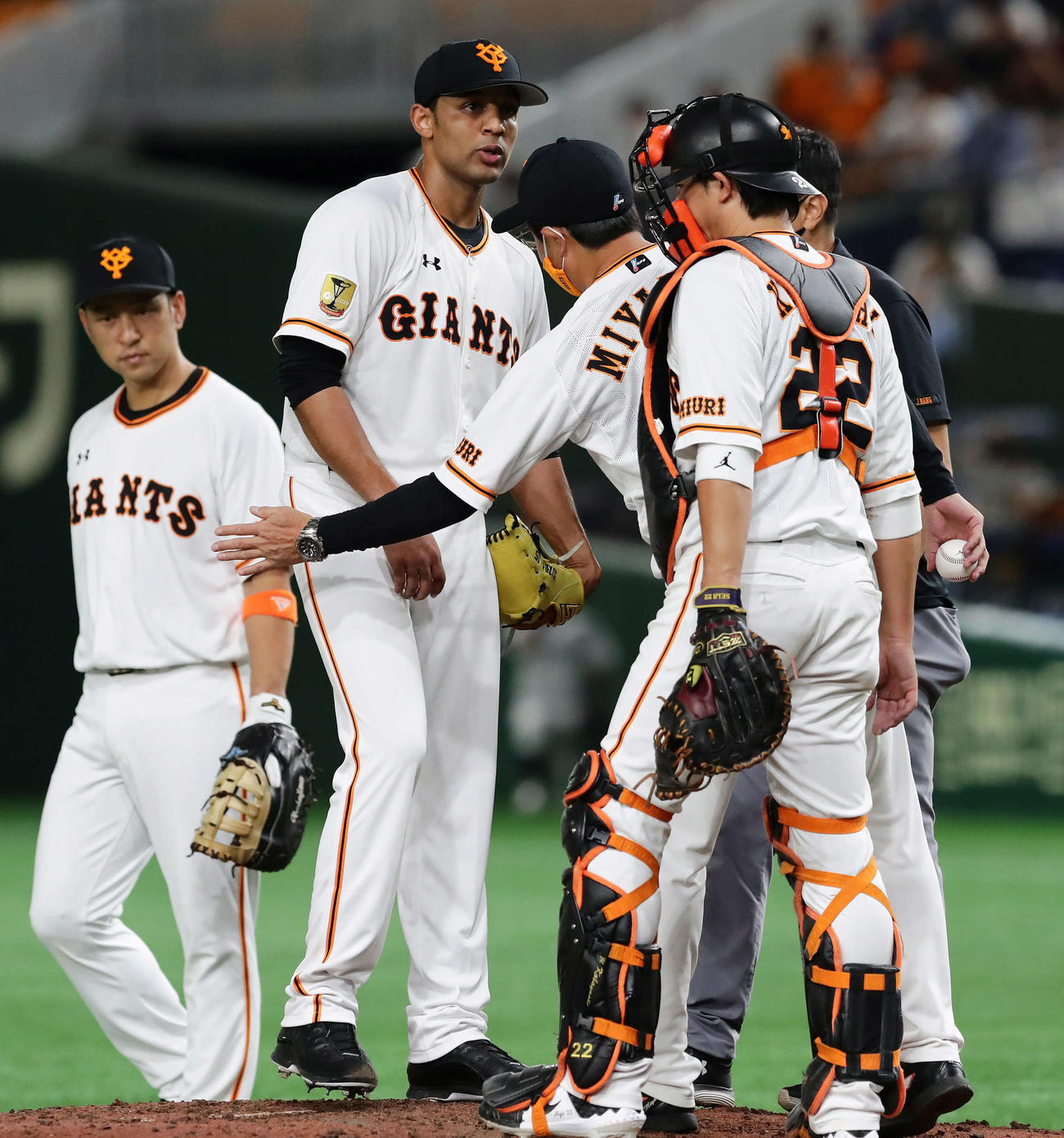 巨人対中日　6回途中で降板する巨人先発サンチェス（撮影・丹羽敏通）