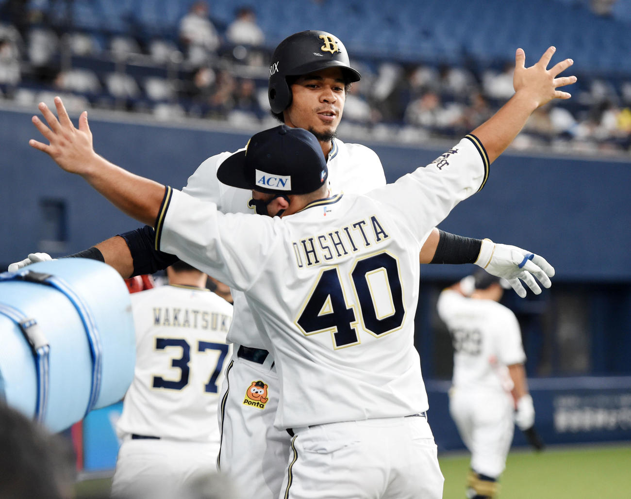 オリックス対日本ハム　4回裏オリックス1死満塁、モヤは右越え満塁本塁打を放ち大下の熱い祝福を受ける（撮影・前岡正明）