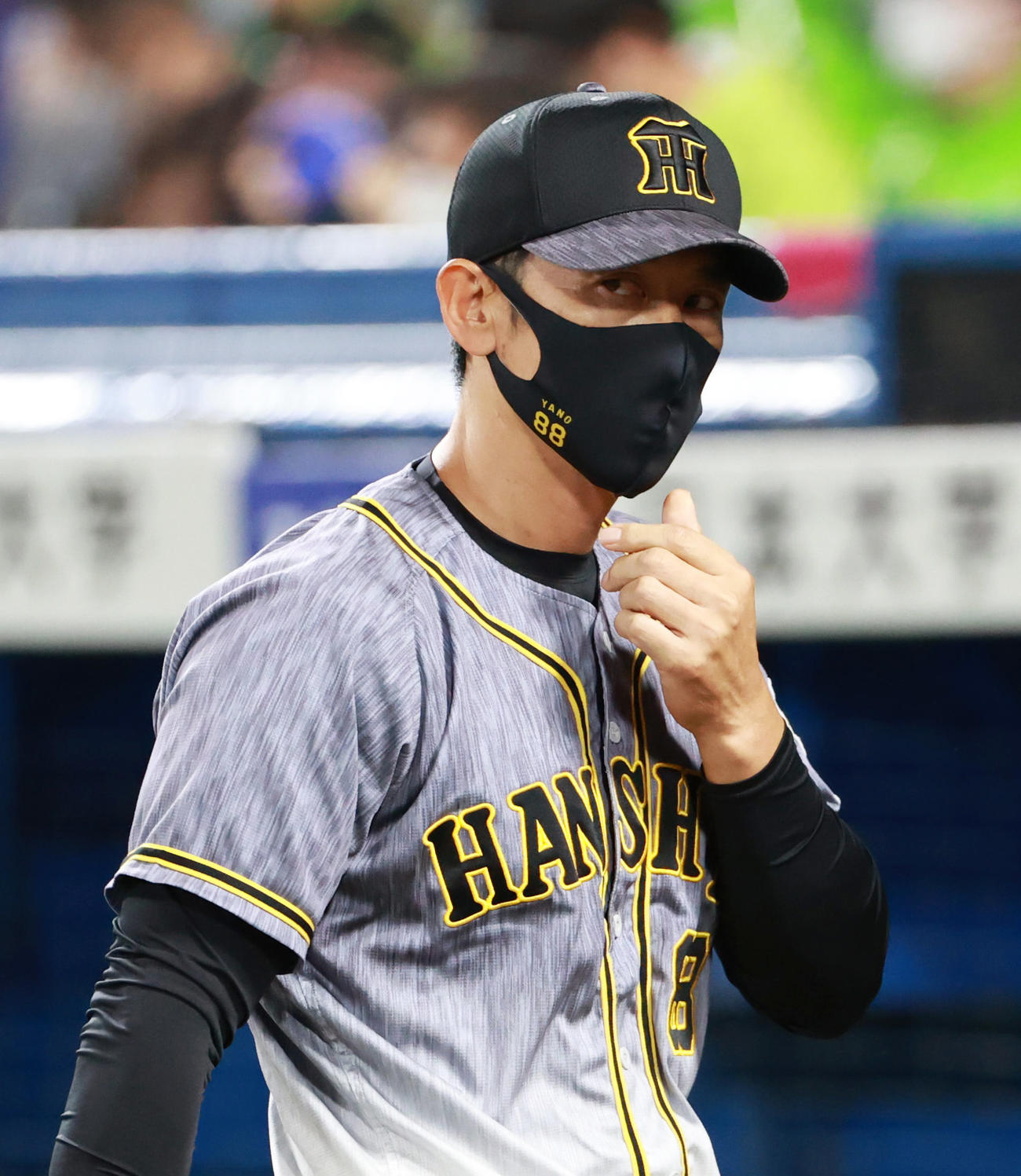 選手交代を告げる矢野耀大監督（撮影・清水貴仁）