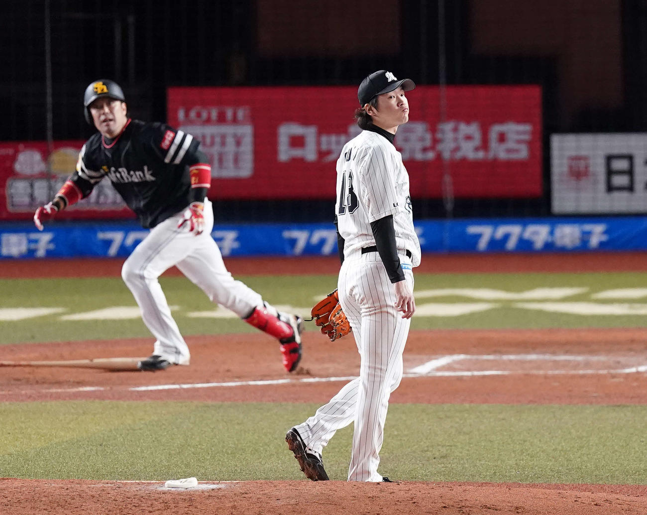 ロッテ対ソフトバンク　7回表ソフトバンク1死一、二塁、高谷に左2点適時二塁打を浴びる二木（撮影・鈴木みどり）