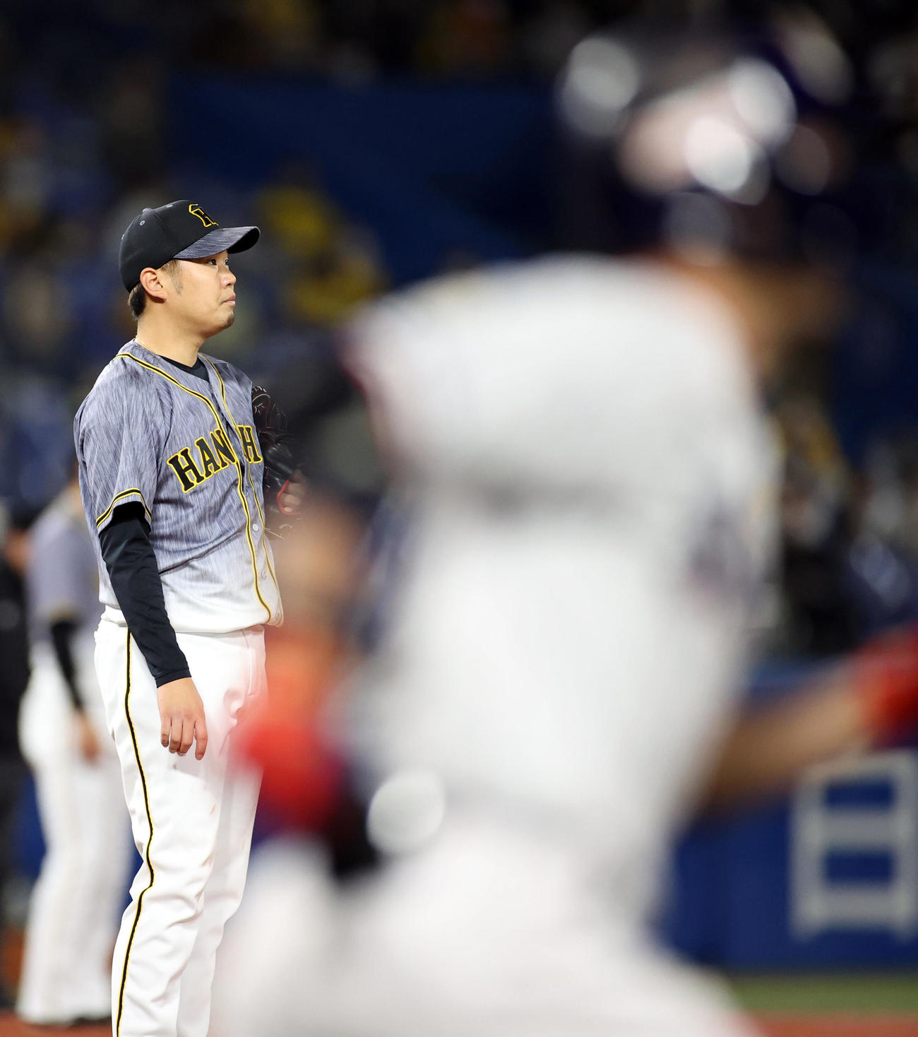 ヤクルト対阪神　1回裏ヤクルト1死、青木（手前）にソロ本塁打を浴びる西勇（撮影・狩俣裕三）