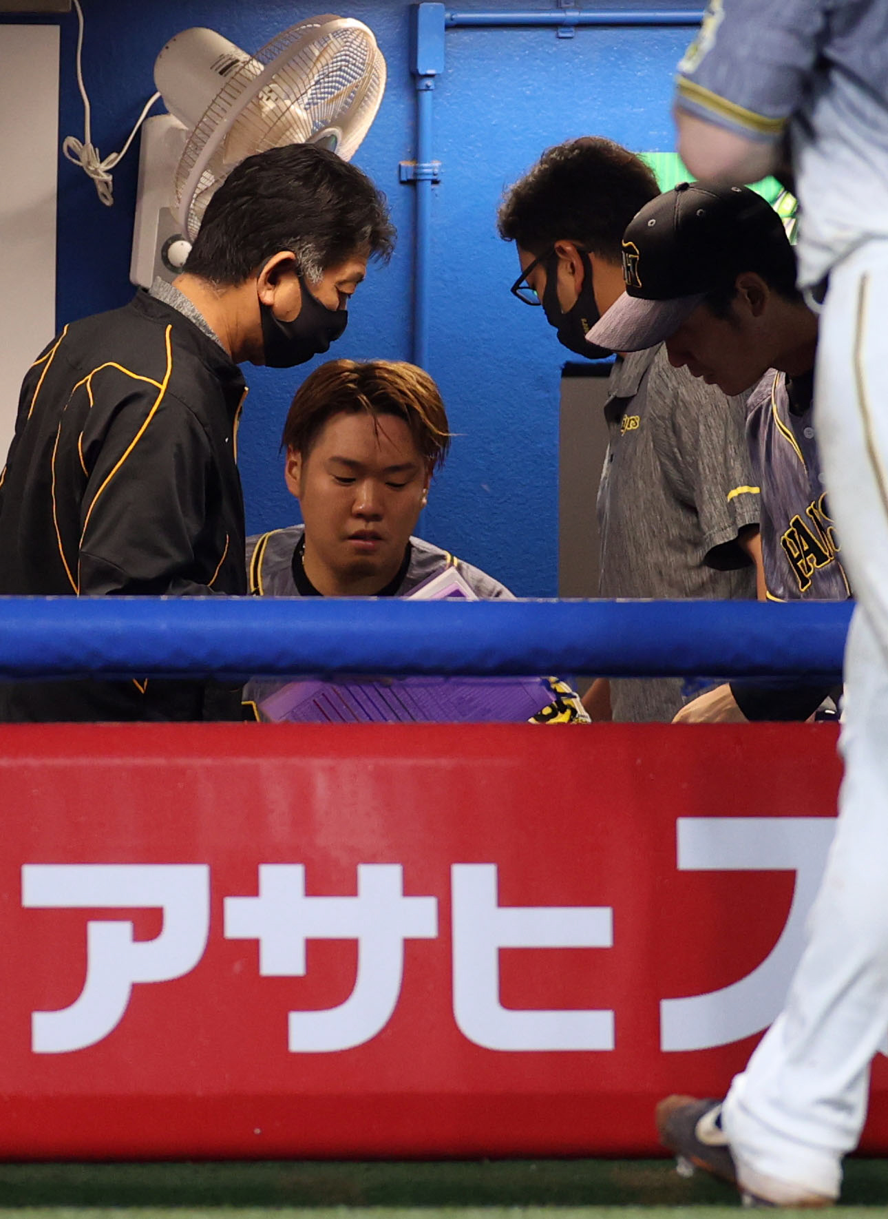 ヤクルト対阪神　6回裏を終え、ベンチで疲れた表情を見せる西勇（中央）（撮影・狩俣裕三）
