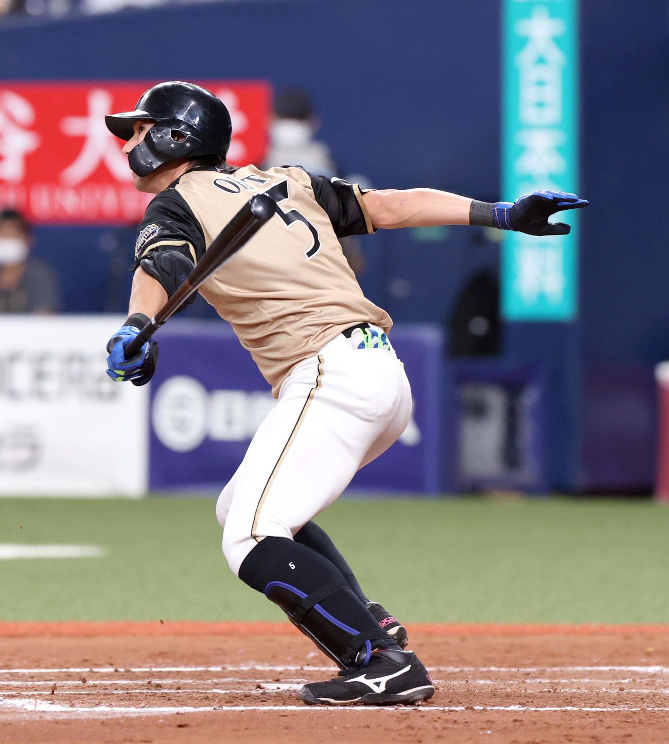 オリックス対日本ハム　8回表日本ハム1死、大田は三内野安打を放つ（撮影・佐藤翔太）