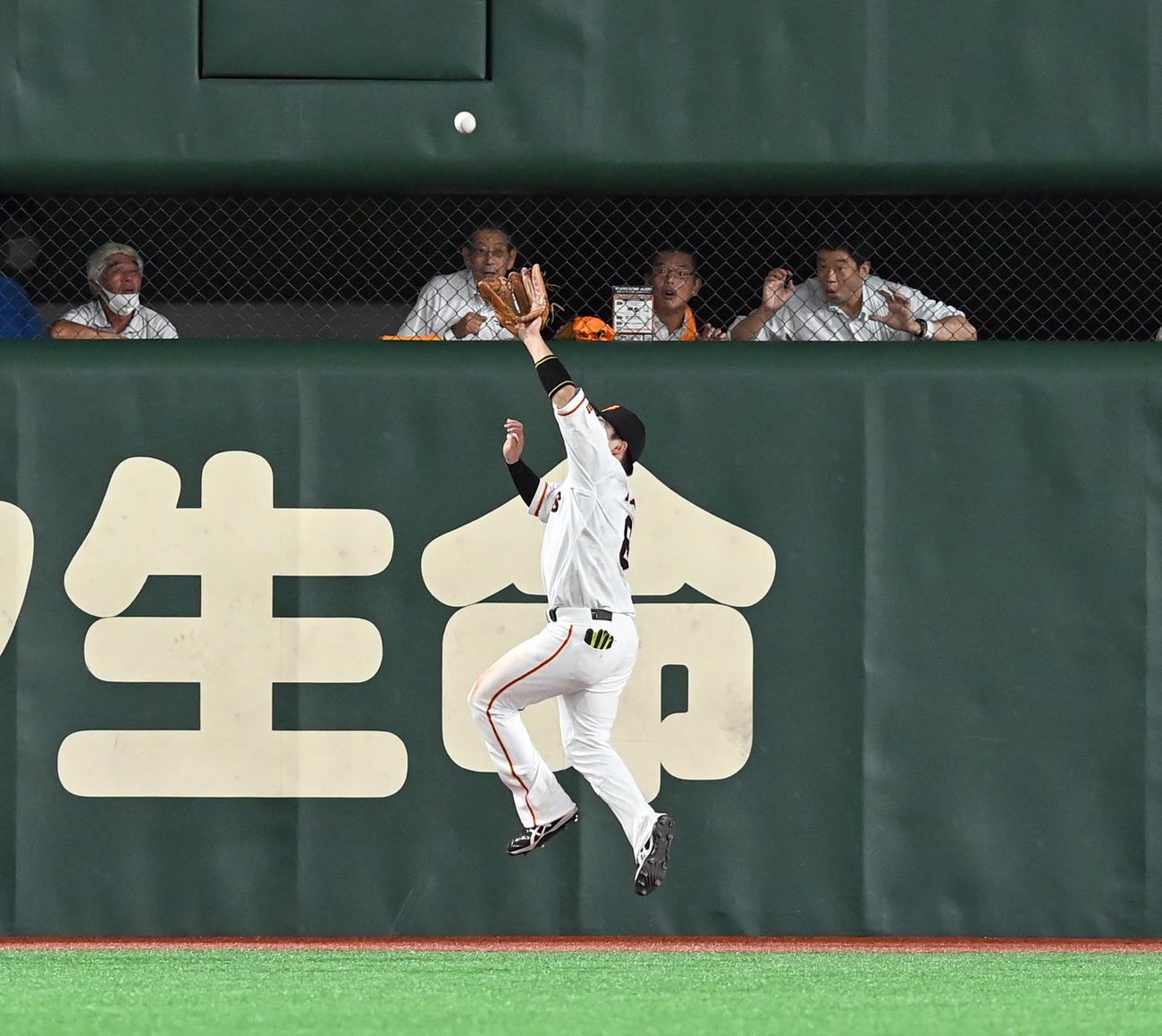 巨人対中日　4回表中日無死、高橋周平の飛球をジャンピングキャッチする丸（撮影・たえ見朱実）