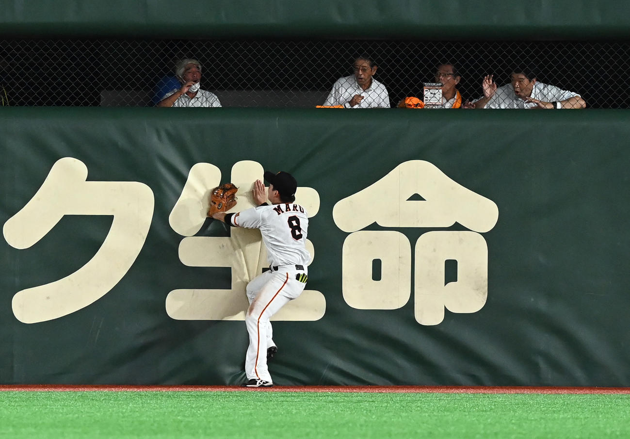 巨人対中日　4回表中日無死、高橋周平の飛球をジャンピングキャッチする丸（撮影・たえ見朱実）