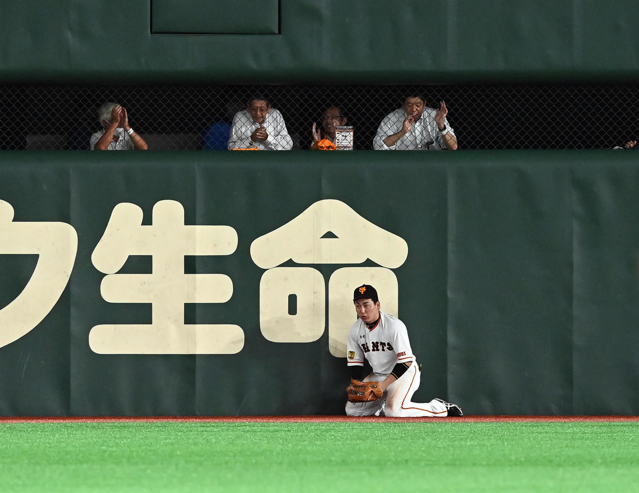 巨人対中日　4回表中日無死、高橋周平の飛球をジャンピングキャッチした丸（撮影・たえ見朱実）