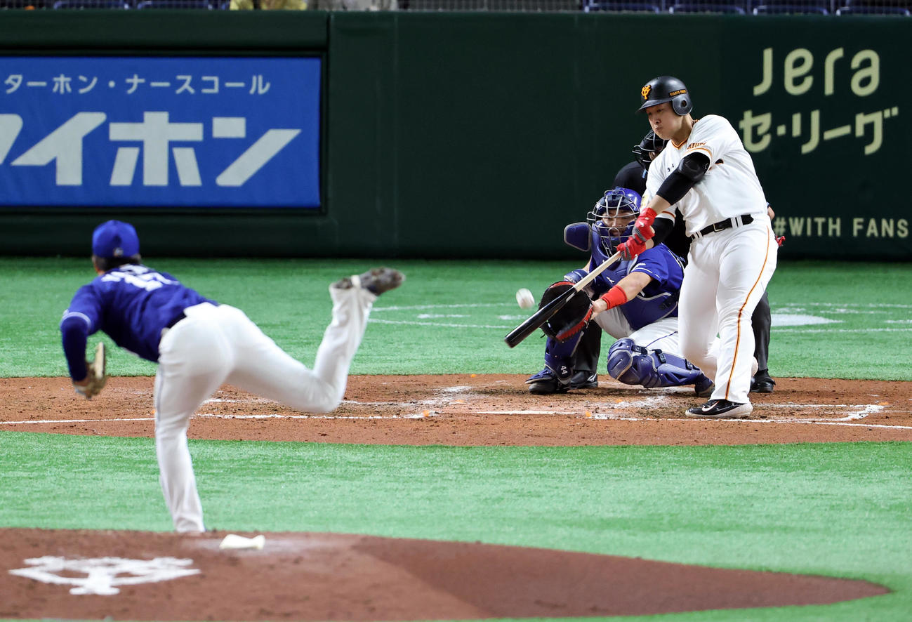 巨人対中日　2回裏巨人2死一、　二塁、岡本は右中間3点本塁打を放つ。投手柳（撮影・浅見桂子）