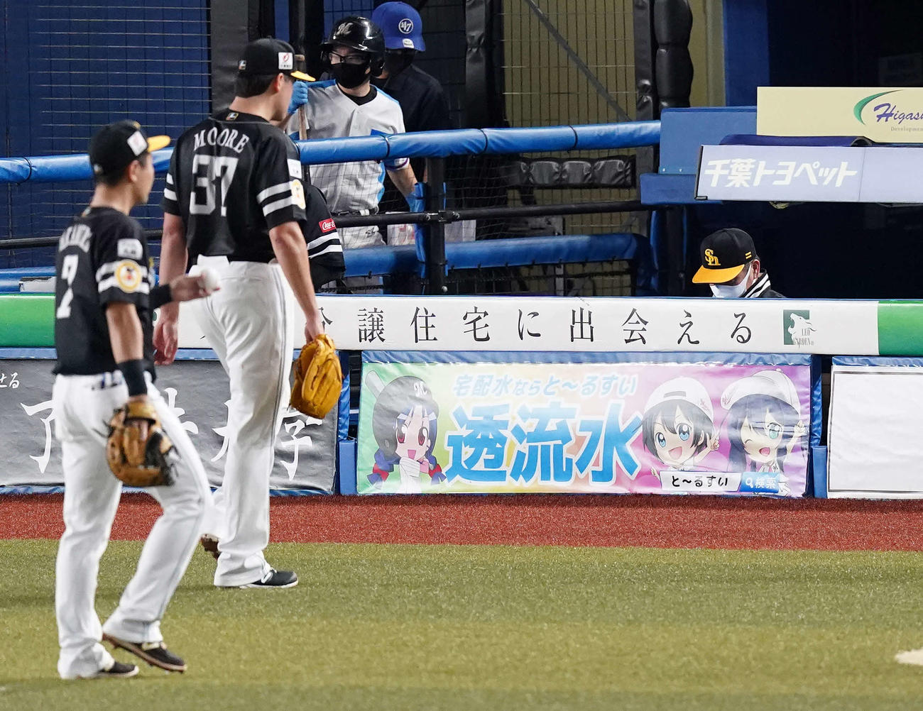 ロッテ対ソフトバンク　2回裏に5点を失いベンチへ戻るムーア（左から2人目）とうつむくソフトバンク工藤監督（撮影・鈴木みどり）