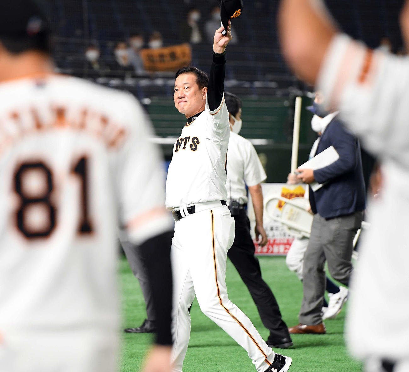 巨人対中日　5連勝しファンの声援に応える巨人原監督（撮影・たえ見朱実）