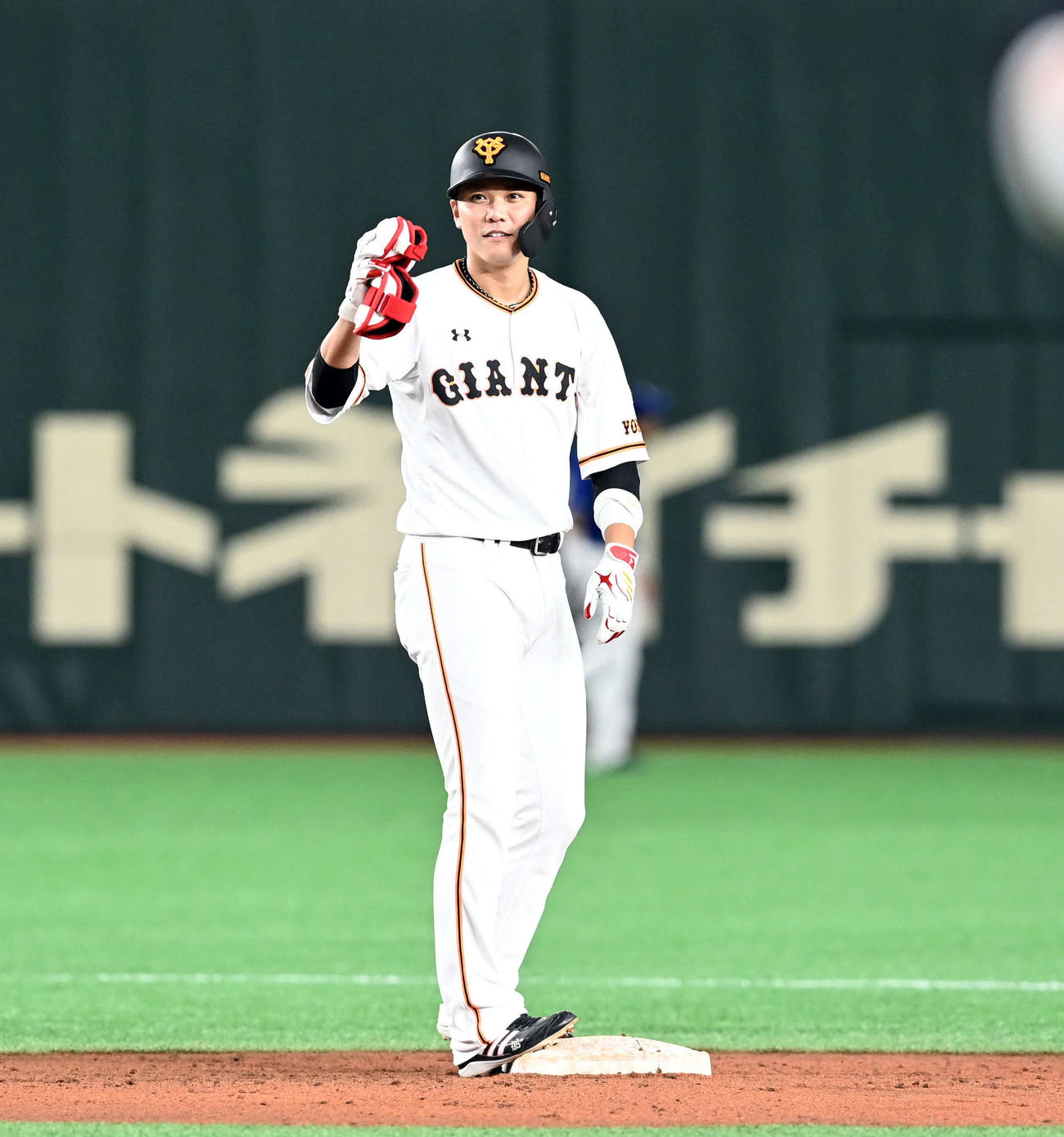 巨人対中日　8回裏巨人1死二塁、左フェンス直撃の適時二塁打を放った坂本（撮影・たえ見朱実）