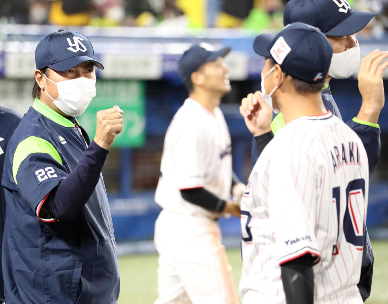 ヤクルト対阪神　試合後、荒木（右）を笑顔で迎える高津監督（撮影・狩俣裕三）