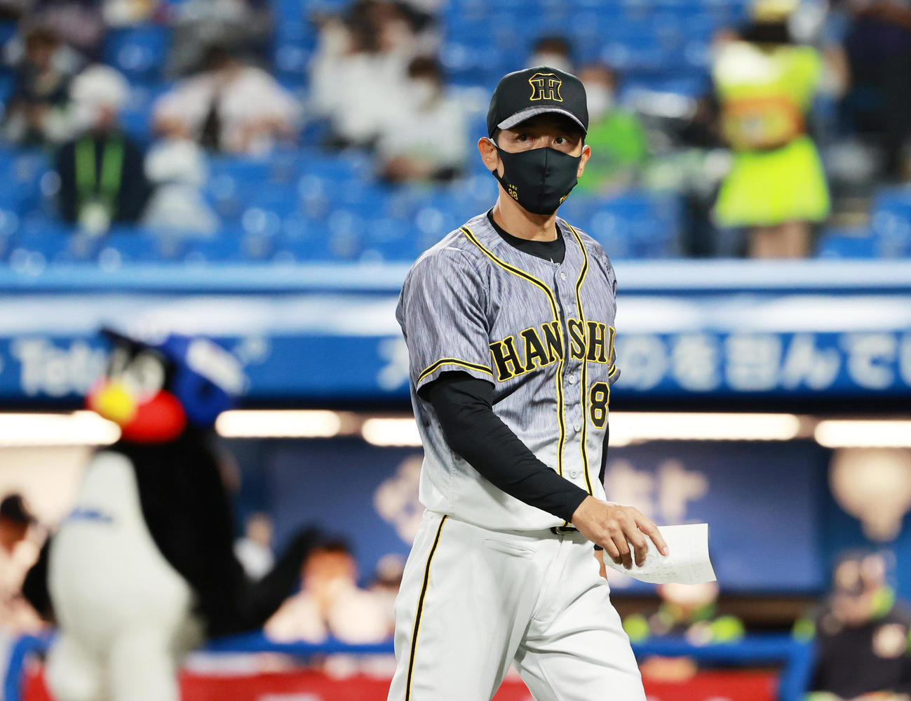 ヤクルト対阪神　メンバー表交換を行う矢野監督（撮影・清水貴仁）