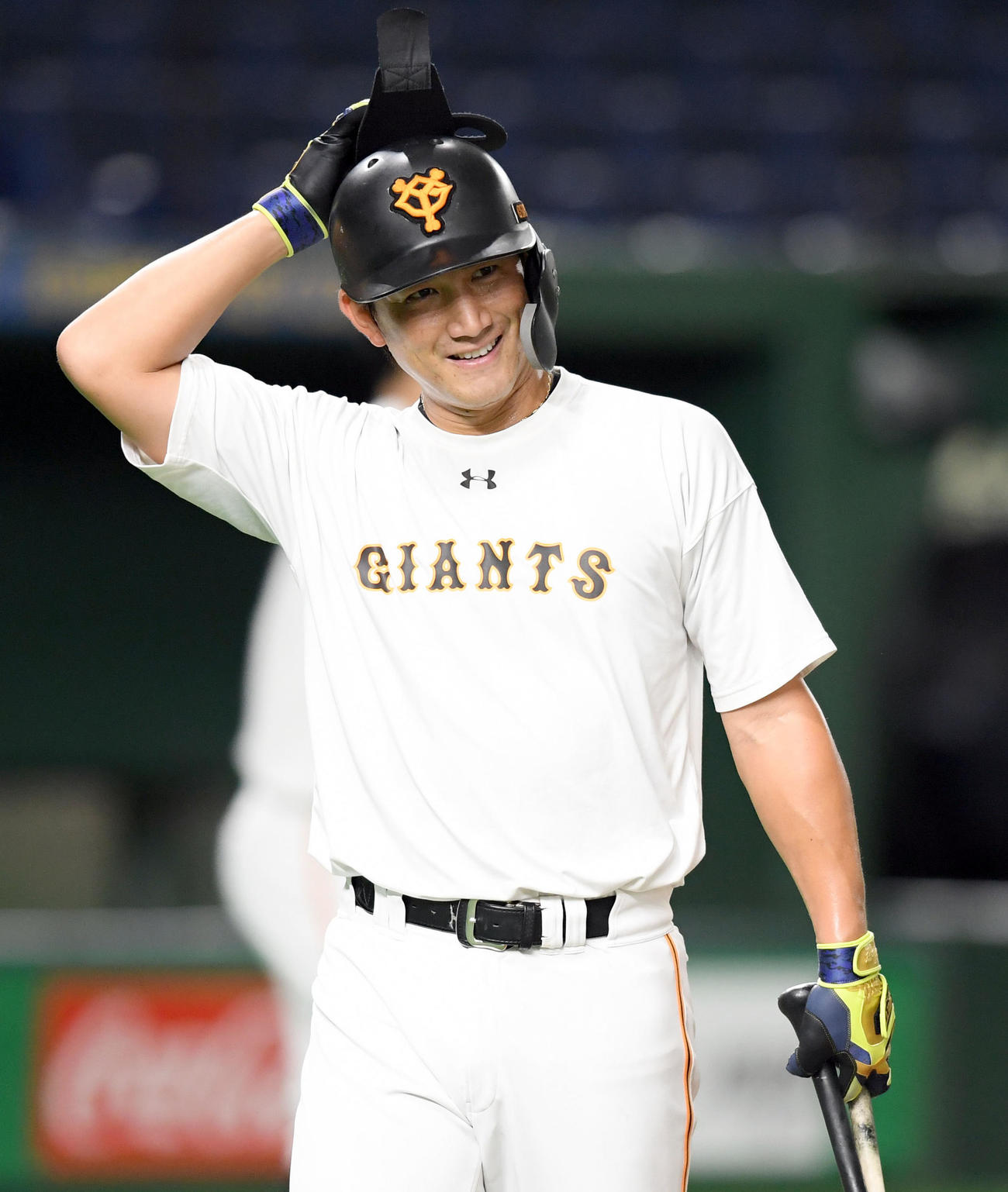 練習中、笑顔を見せる巨人小林（撮影・たえ見朱実）