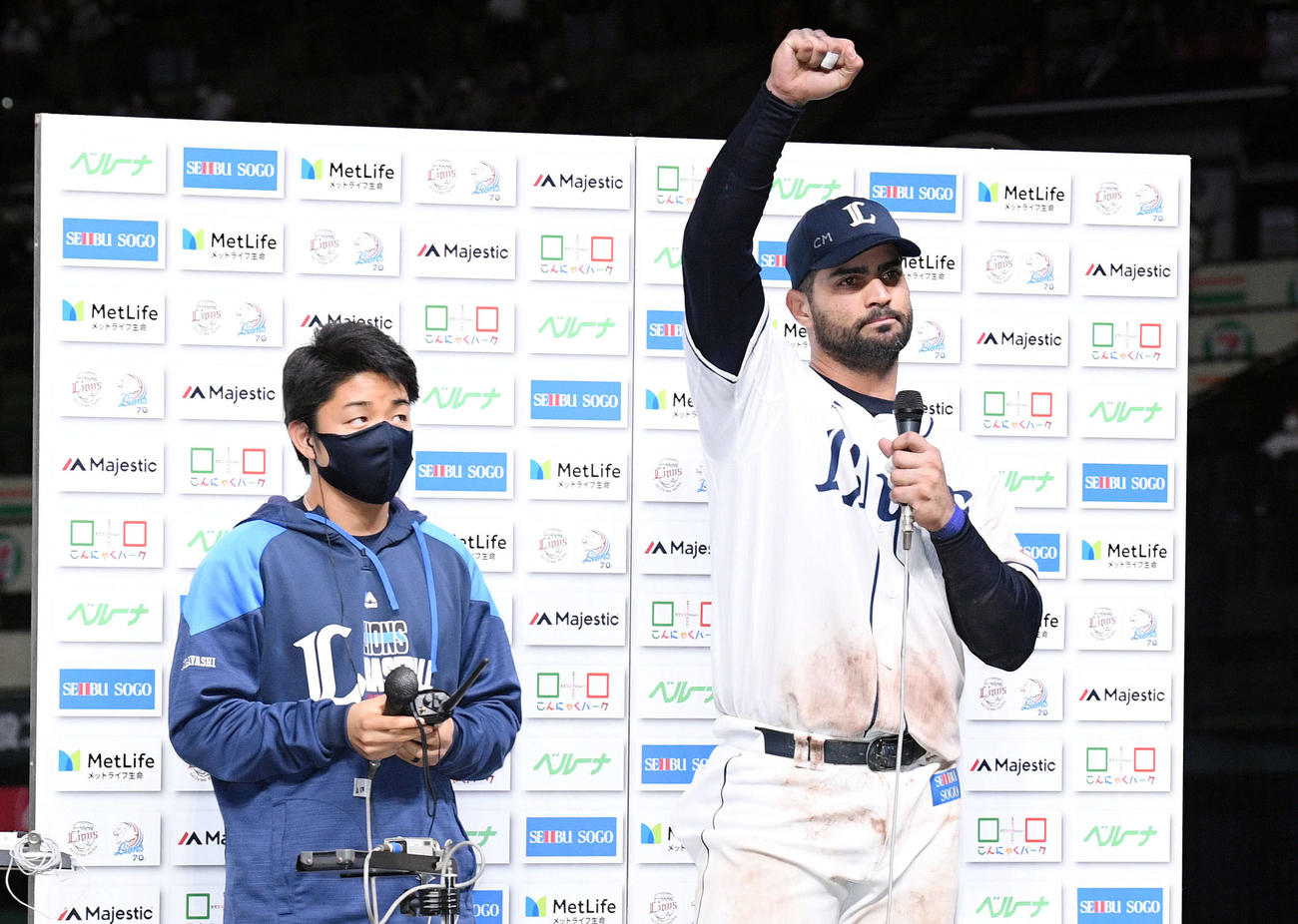 西武対楽天　ヒーローインタビューでポーズを決める西武メヒア（右）（撮影・滝沢徹郎）
