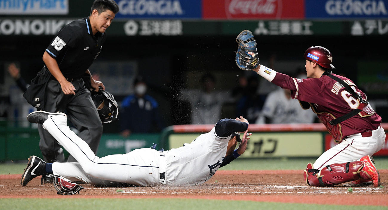 西武対楽天　5回裏西武2死一塁、中村の適時二塁打から生還するメヒア。捕手下妻（撮影・滝沢徹郎）