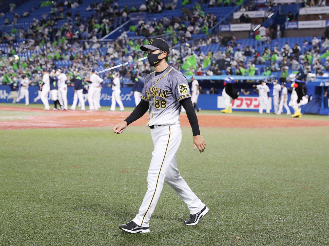 ヤクルト対阪神　試合に敗れ引き揚げる矢野監督（撮影・清水貴仁）