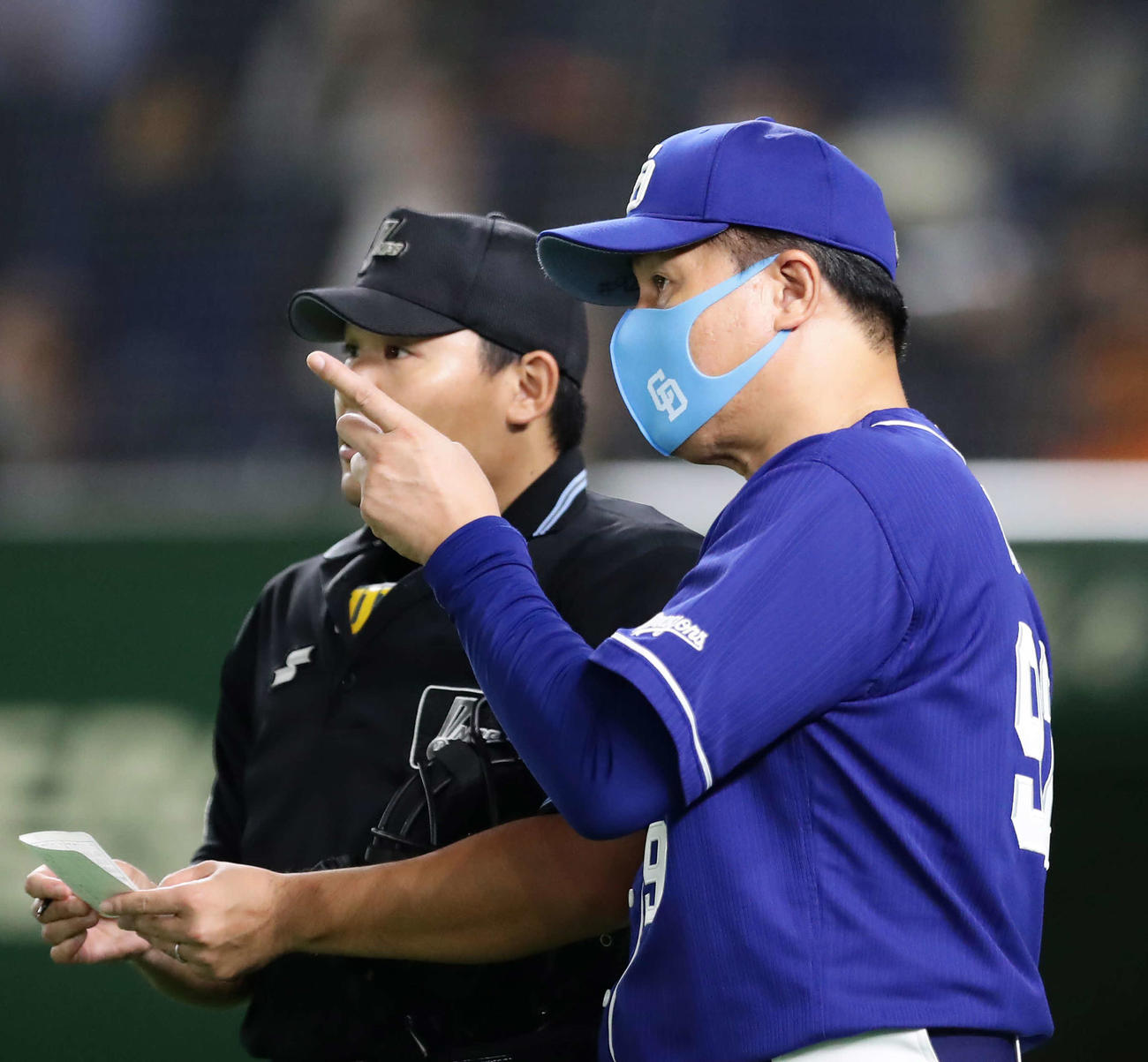 巨人対中日　7回選手の交代を告げる中日の与田監督（撮影・丹羽敏通）