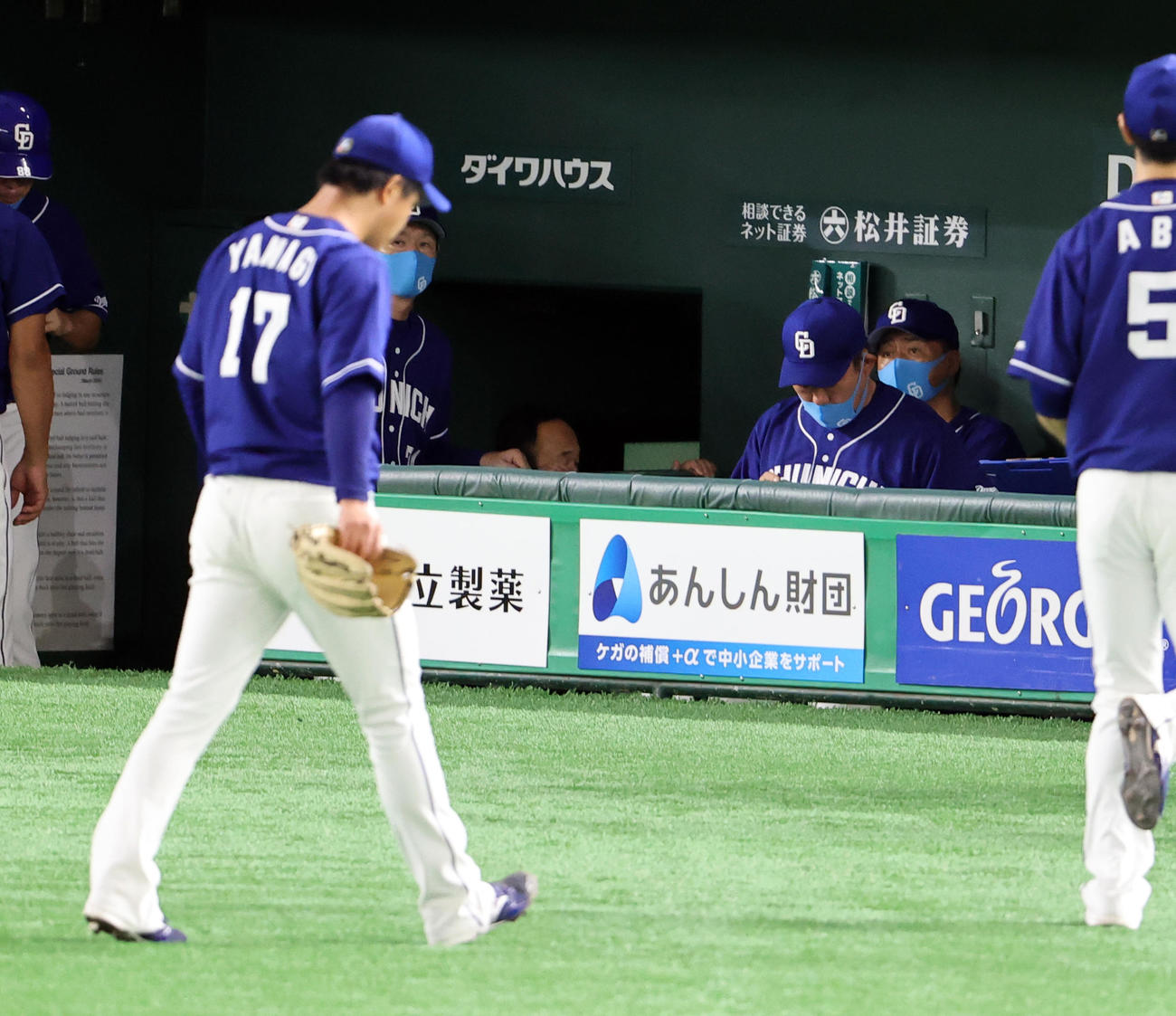 巨人対中日　1回裏巨人に逆転された柳（手前）を厳しい表情で見つめる与田監督（右）（撮影・浅見桂子）