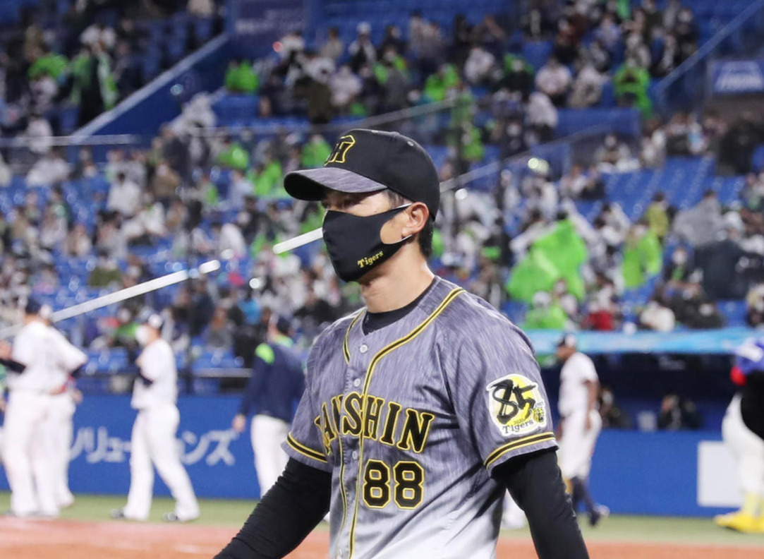 ヤクルト対阪神　試合に敗れ引き揚げる矢野監督（撮影・清水貴仁）