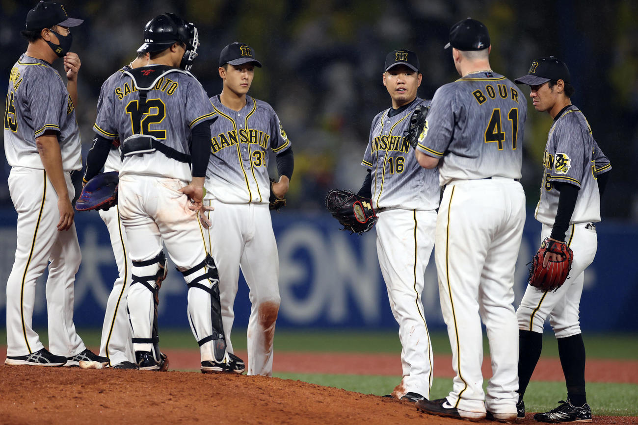 ヤクルト対阪神　6回裏途中、マウンドに集まり、話し合う西勇（右から3人目）ら阪神の選手たち（撮影・狩俣裕三）