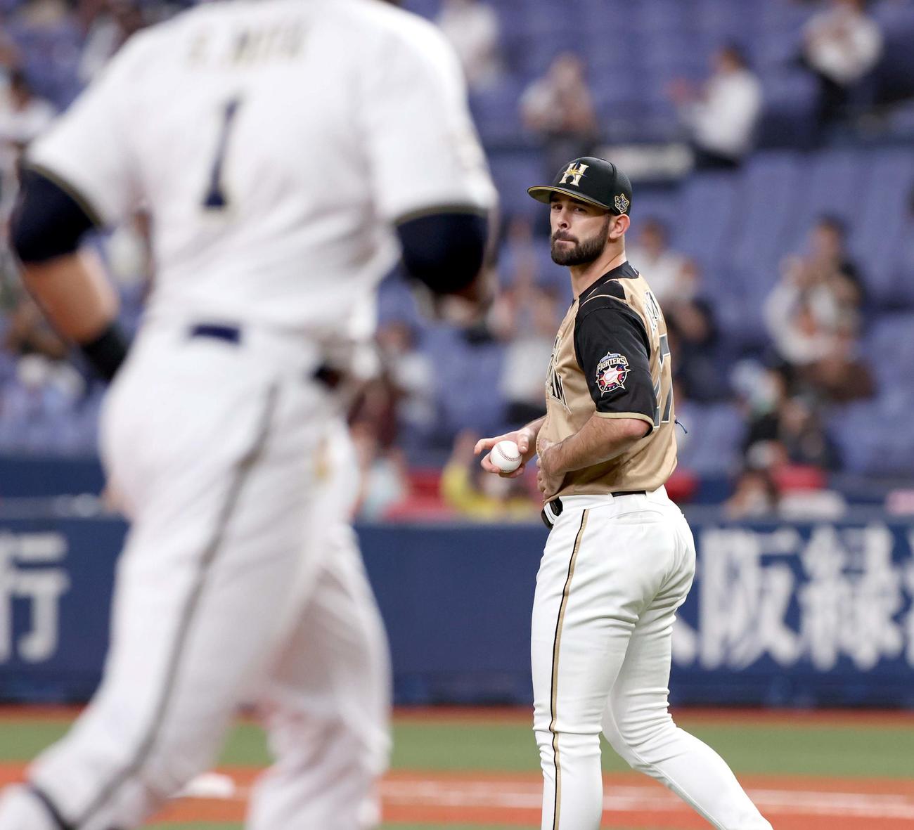 オリックス対日本ハム　4回裏オリックス1死満塁、モヤ（左手前）に右越え満塁本塁打を浴びる日本ハム・マルティネス（撮影・佐藤翔太）
