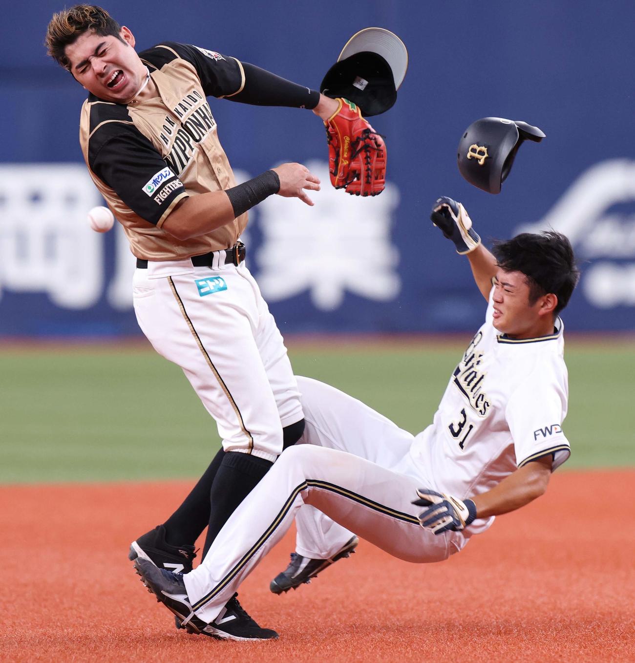 オリックス対日本ハム　3回裏オリックス2死一、二塁、伏見の打球を追う日本ハム三塁手ビヤヌエバと三塁に向かう二塁走者の太田が交錯し、太田の守備妨害となる（撮影・佐藤翔太）