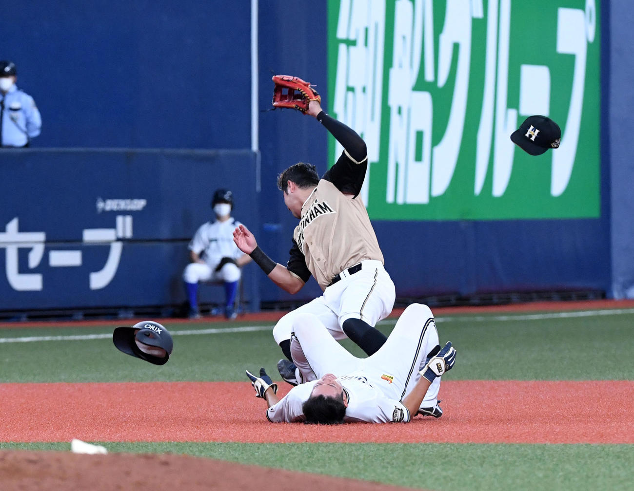 3回裏オリックス2死一、二塁、伏見の打球を送球するビヤヌエバ（奥）と二塁走者の太田が激突する（撮影・前岡正明）