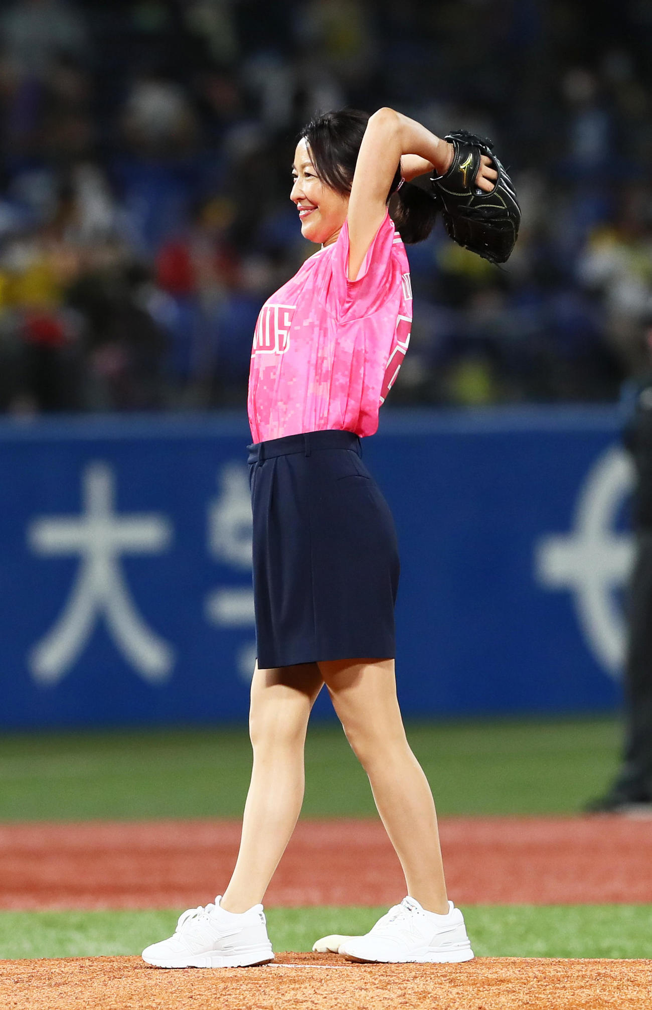 ヤクルト対阪神　始球式を務めた羽田美智子（撮影・足立雅史）
