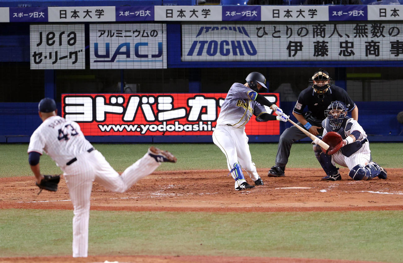 ヤクルト対阪神　3回表阪神1死、中前打を放つ近本。投手スアレス（撮影・狩俣裕三）