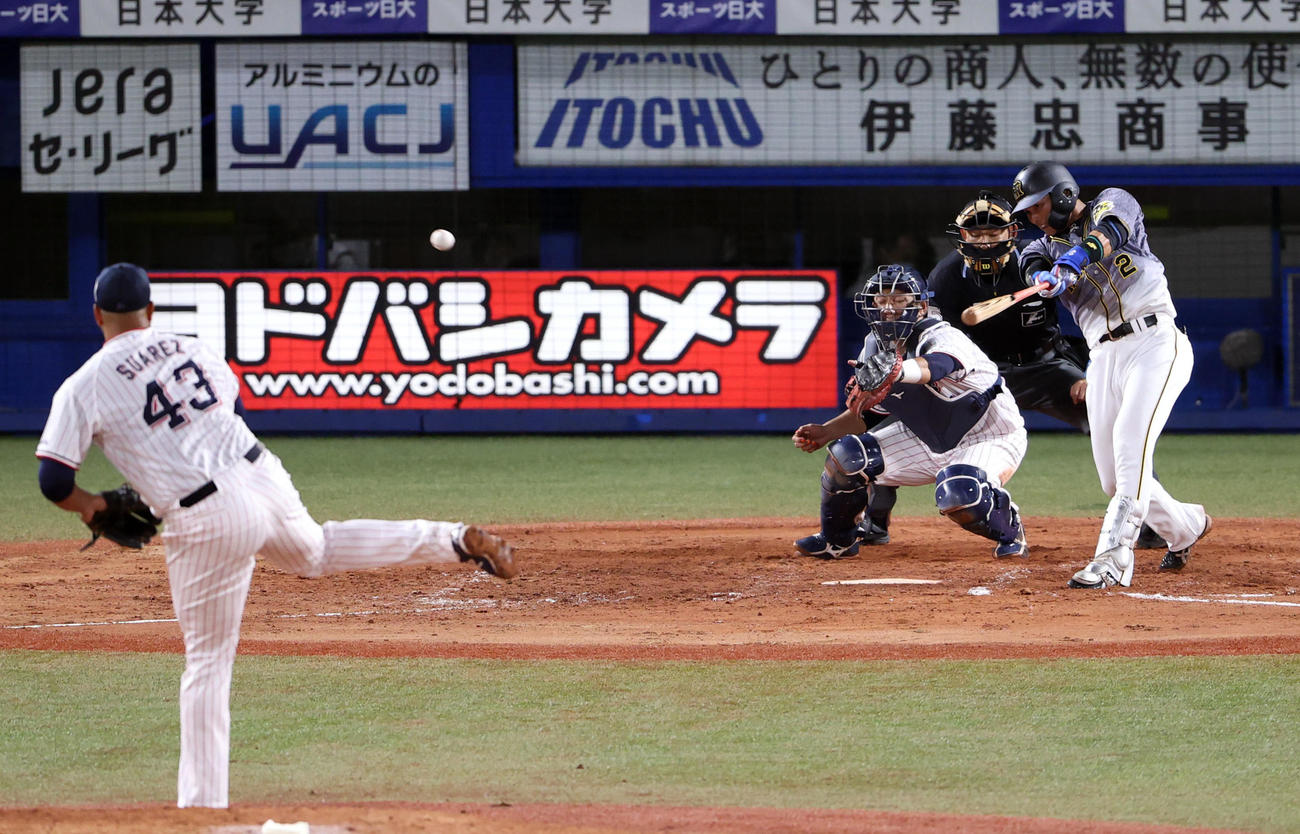 ヤクルト対阪神　3回表阪神1死一塁、右前打を放つ北條。投手スアレス（撮影・狩俣裕三）