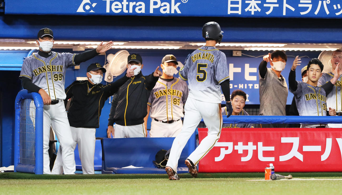 ヤクルト対阪神　3回表阪神1死一、三塁、糸井の二ゴロの間に生還した近本（中央5）を迎える矢野監督（左から3人目）らナイン（撮影・足立雅史）