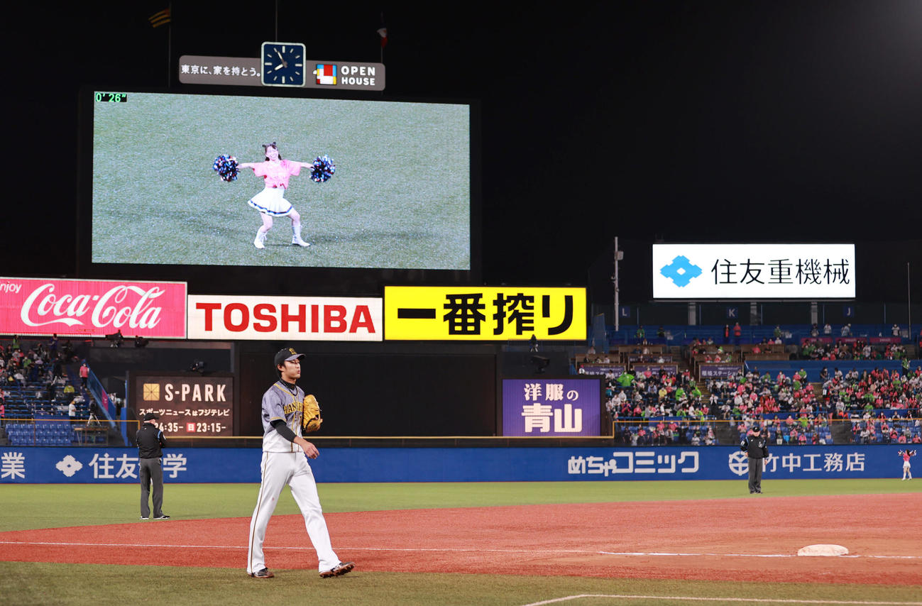 ヤクルト対阪神　5回裏ヤクルト、2番手でマウンドに向かう藤浪晋太郎（撮影・清水貴仁）＝2020年9月26日、神宮球場