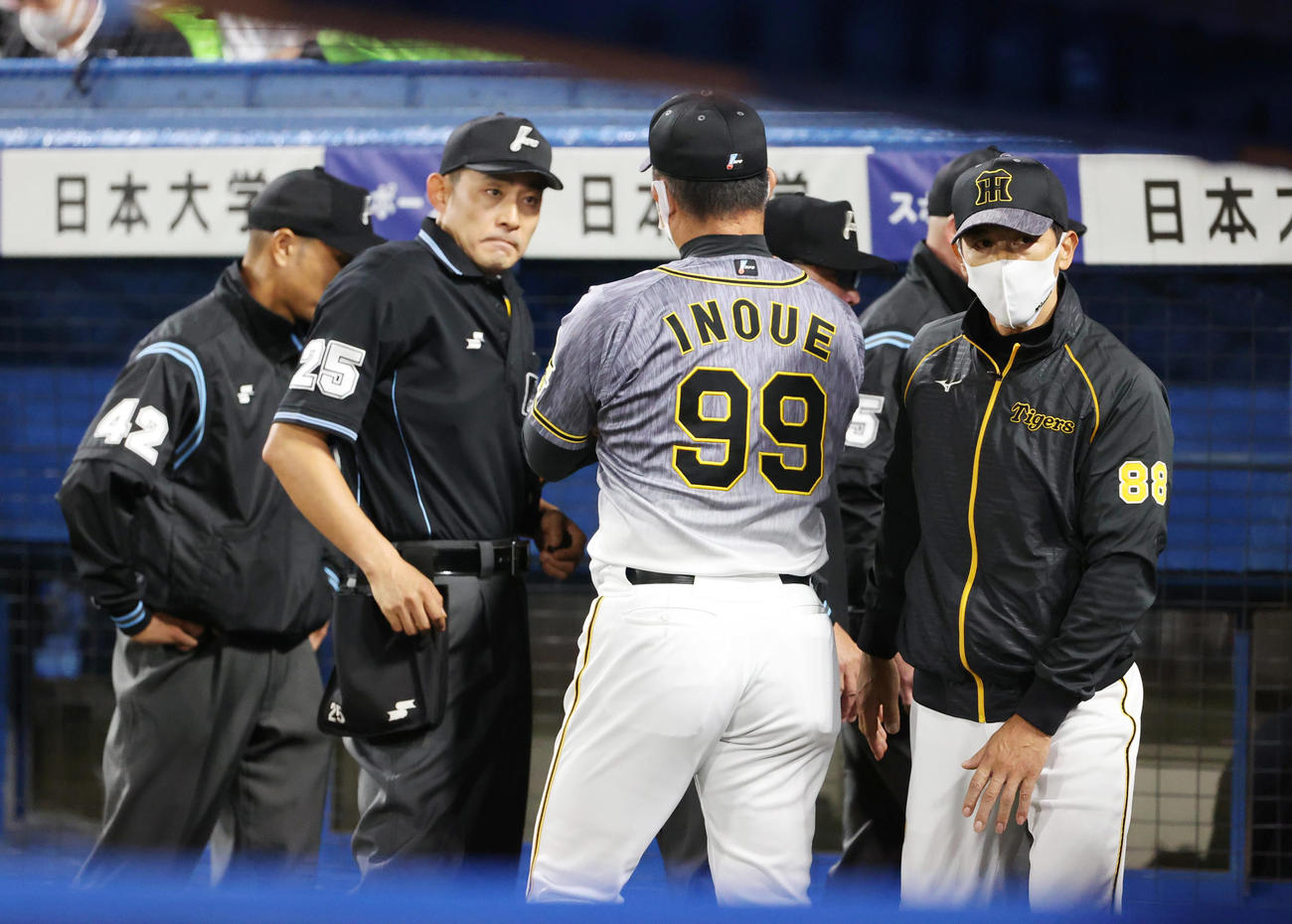 ヤクルト対阪神　試合後も審判団と話す矢野耀大監督（撮影・清水貴仁）