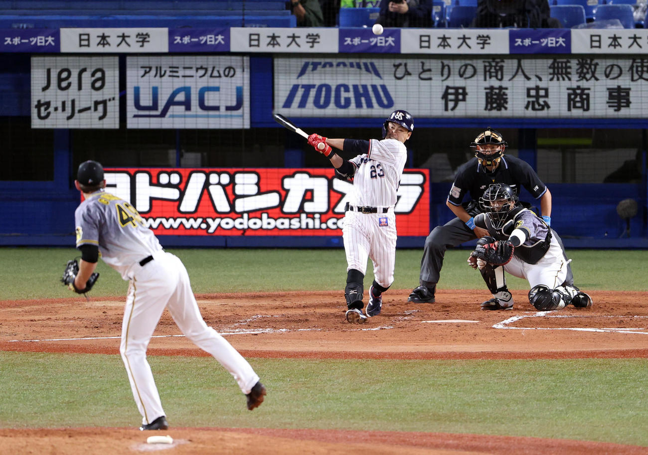ヤクルト対阪神　1回裏ヤクルト無死一塁、二塁打を放つ青木。投手ガンケル（撮影・狩俣裕三）