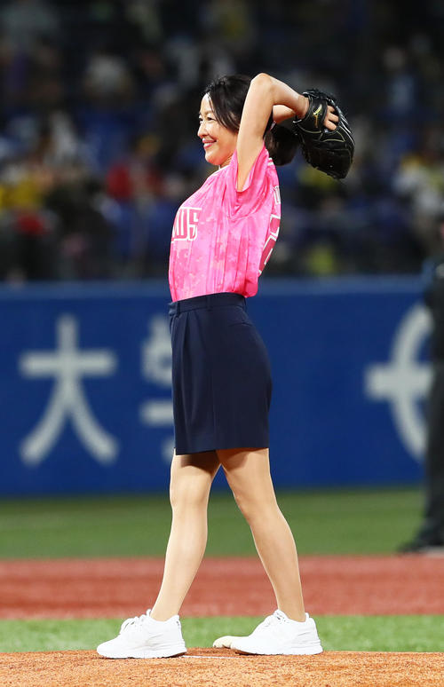 ヤクルト対阪神　始球式を務めた羽田美智子（撮影・足立雅史）