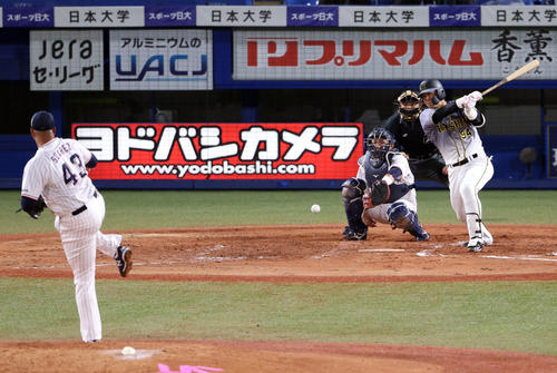 ヤクルト対阪神　2回表阪神2死、中前打を放つ原口。投手スアレス（撮影・狩俣裕三）