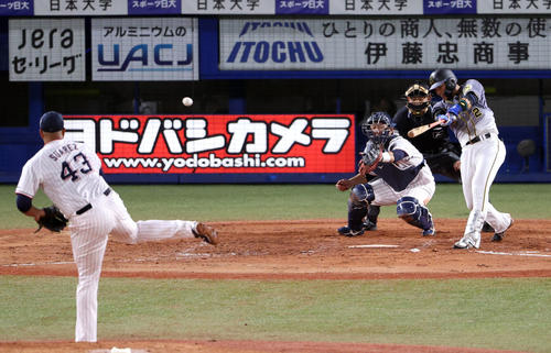 ヤクルト対阪神　3回表阪神1死一塁、右前打を放つ北條。投手スアレス（撮影・狩俣裕三）