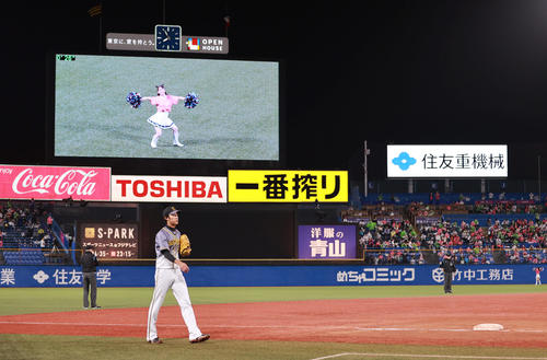 ヤクルト対阪神　5回裏ヤクルト、2番手でマウンドに向かう藤浪晋太郎（撮影・清水貴仁）＝2020年9月26日、神宮球場