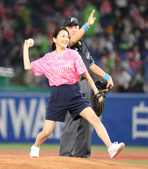 ヤクルト対阪神　始球式を行う羽田美智子（撮影・清水貴仁）