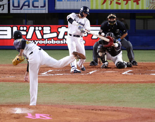 ヤクルト対阪神　6回裏ヤクルト無死、ソロ本塁打を放つ村上。投手藤浪（撮影・狩俣裕三）