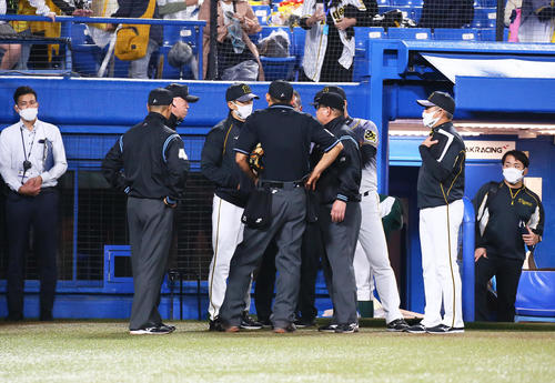 ヤクルト対阪神　敗れた阪神矢野監督（中央）は試合終了後も審判団と話し込む（撮影・足立雅史）