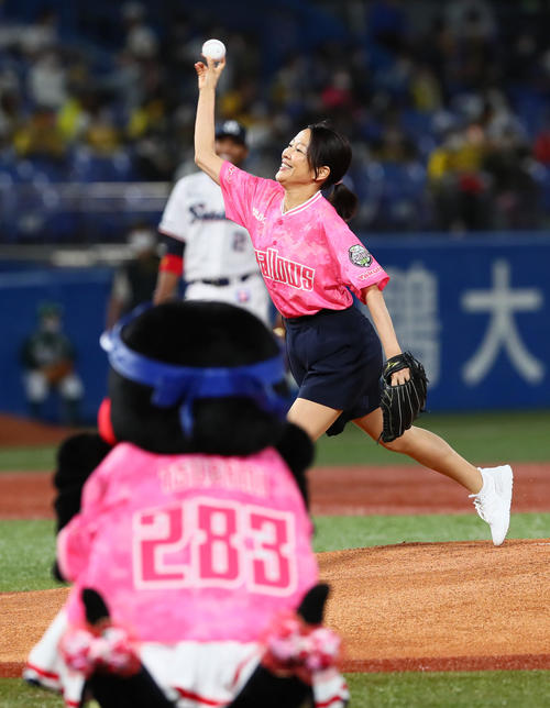 ヤクルト対阪神　始球式を務めた羽田美智子。手前はつばみ（撮影・足立雅史）