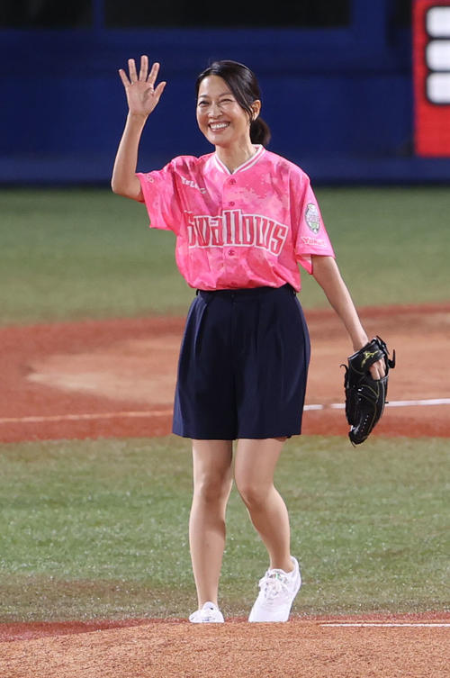 ヤクルト対阪神　始球式を務めた後、笑顔を見せる羽田美智子（撮影・狩俣裕三）