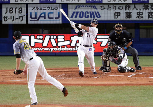 ヤクルト対阪神　1回裏ヤクルト無死満塁、先制適時打を放つ村上。投手ガンケル（撮影・狩俣裕三）