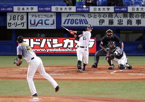 ヤクルト対阪神　1回裏ヤクルト無死一塁、二塁打を放つ青木。投手ガンケル（撮影・狩俣裕三）